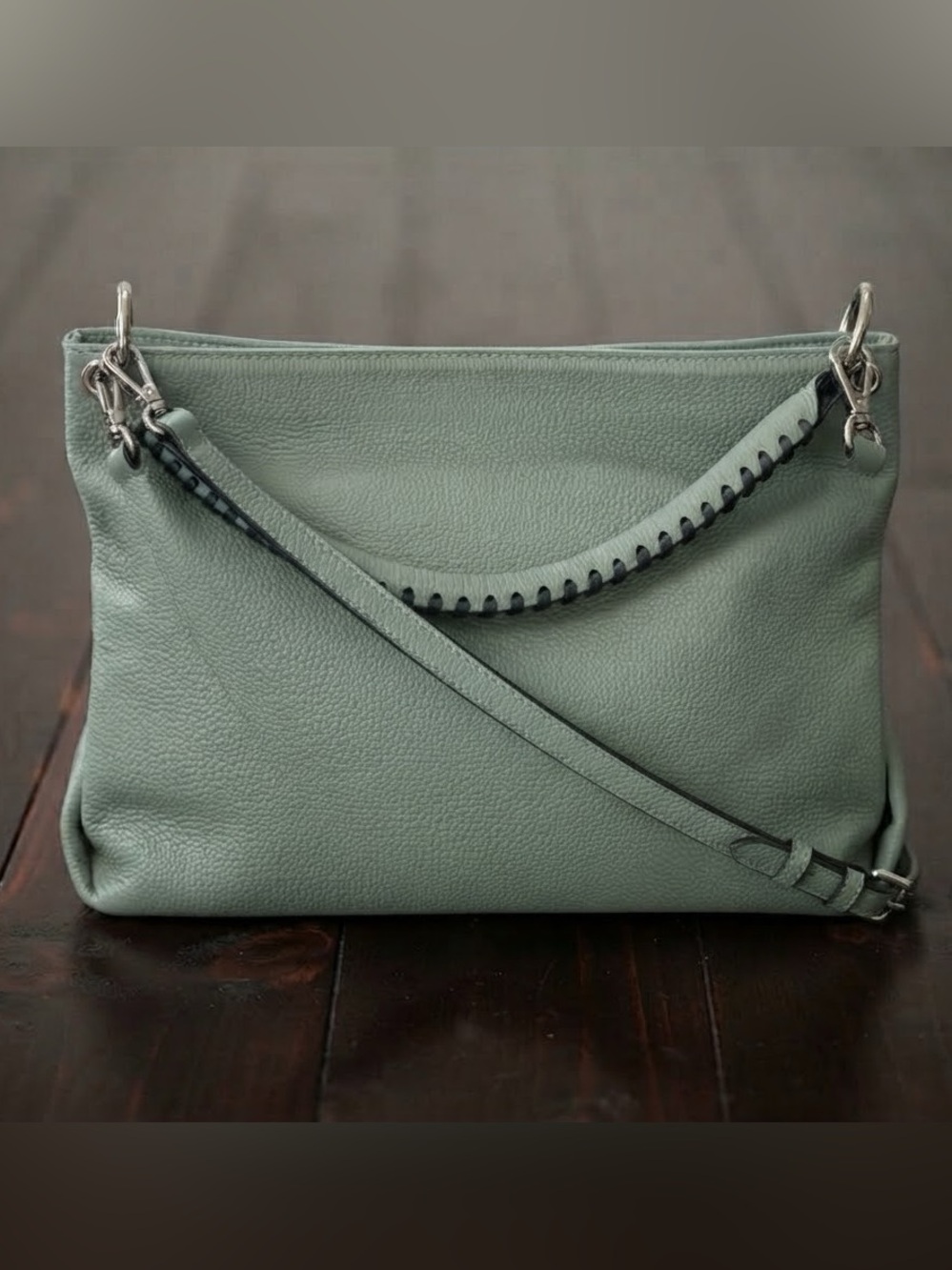 Le Borse di Giulia Genuine
Leather Sage Green
Convertible cross body
Bag NWOT - Picture 1 of 15